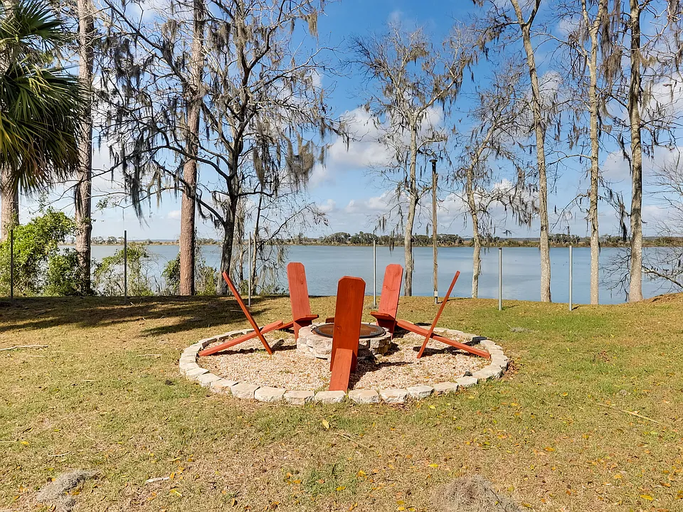 302 Lakeside Dr