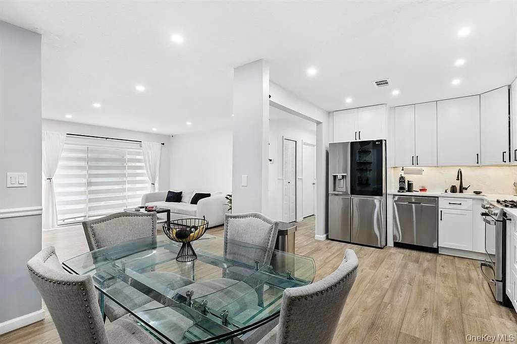 2 bed, 2.0 bath, 1200 sqft, $3,000 — Photo 3