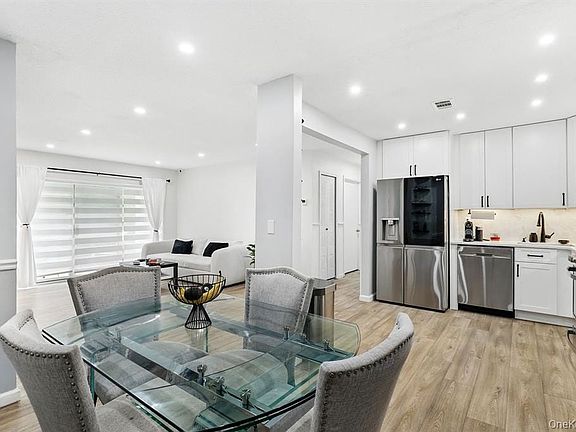 3rd image of 18 Huntington Cir