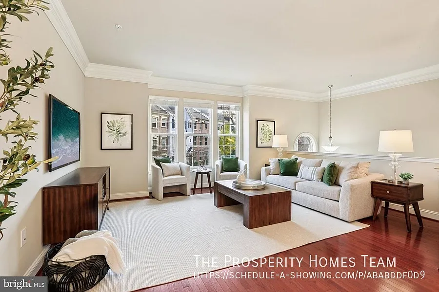 Gorgeous townhouse in close to everything Laurel! — Photo 3