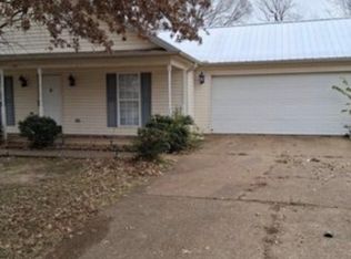 120 Woods Edge Dr, Jackson, TN 38301
