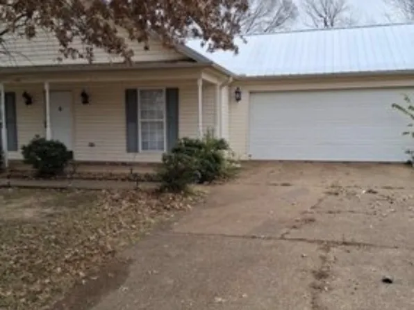 120 Woods Edge Dr, Jackson, TN 38301