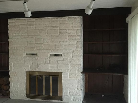 Family room (Fireplace)