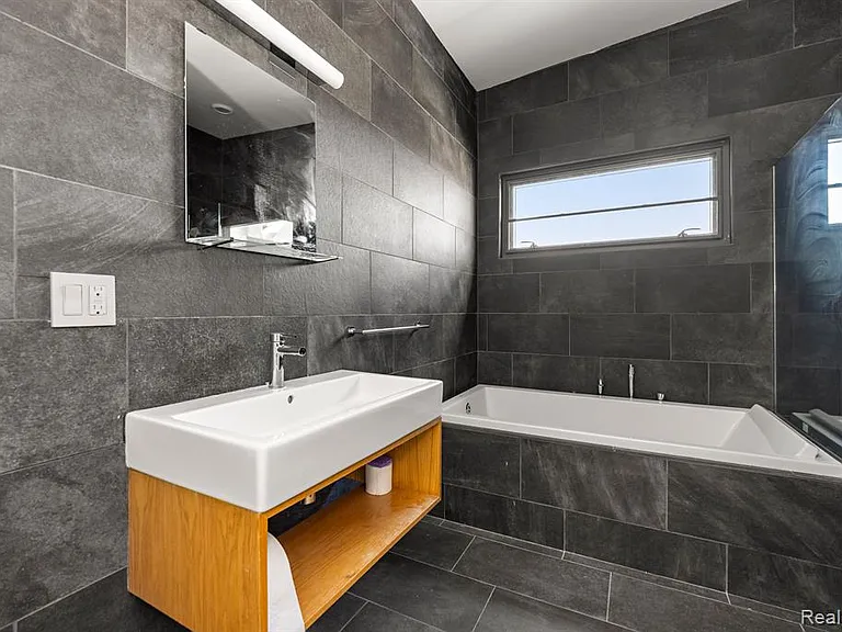 644 Selden St #302 — Photo 18