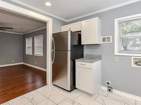3rd image of 304 Plymouth Ave #2