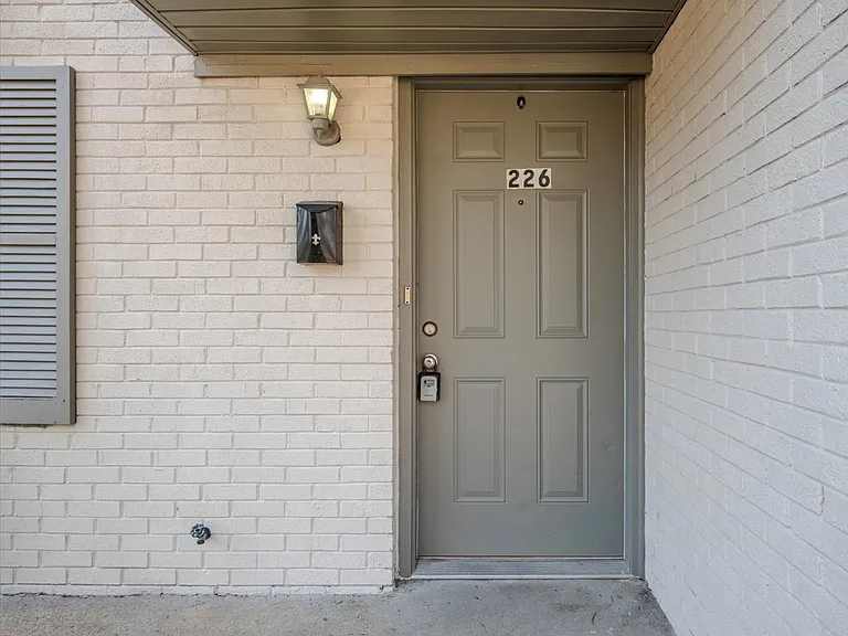 230 W Manchester Rd — Photo 7