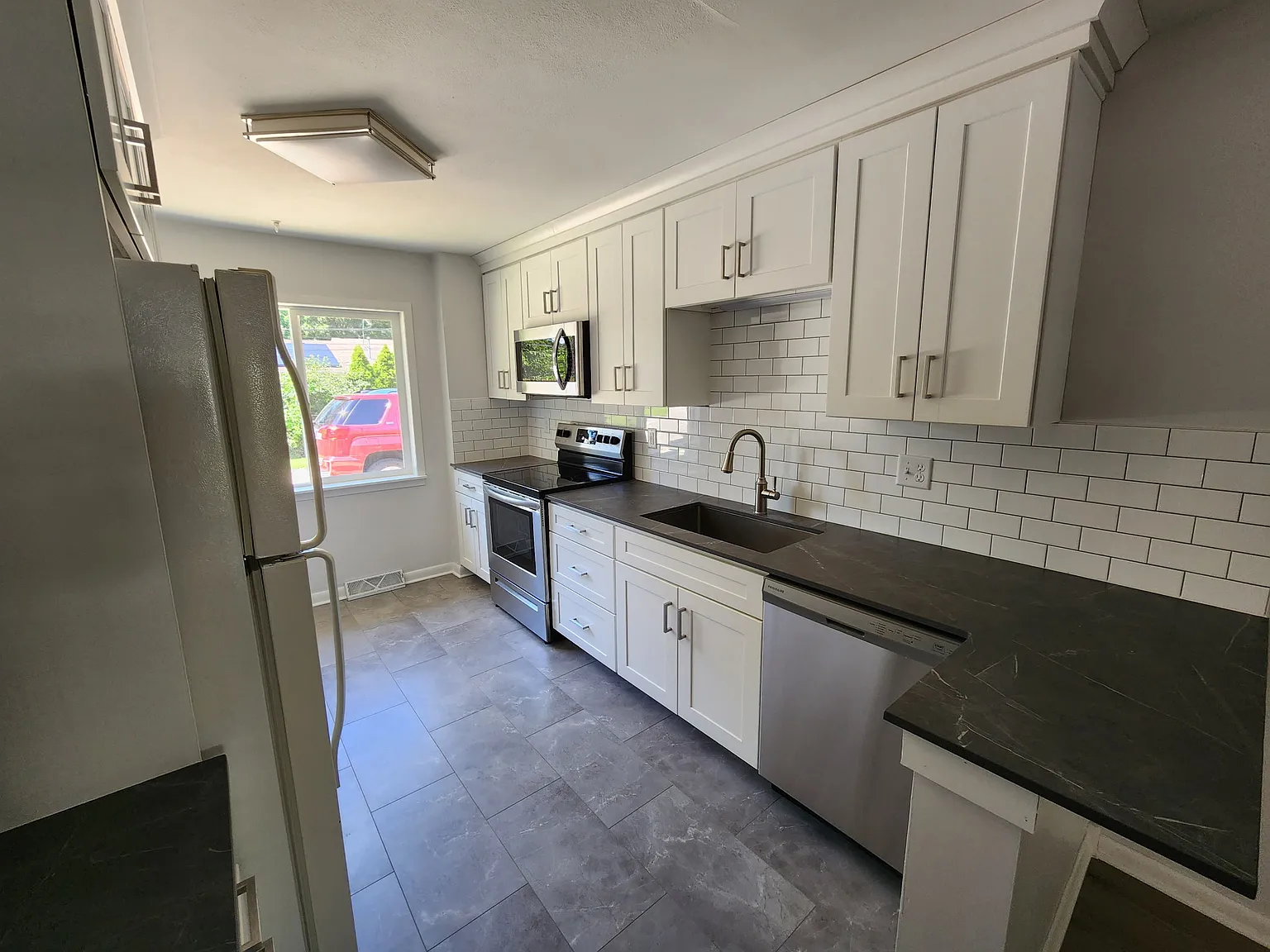 3 bed, 1200 sqft, $1,950 — Photo 2