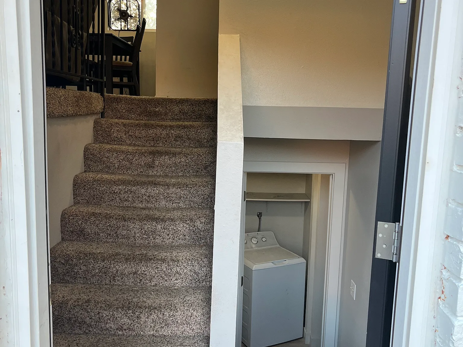 6 bed, 1954 sqft, $3,200 — Photo 2