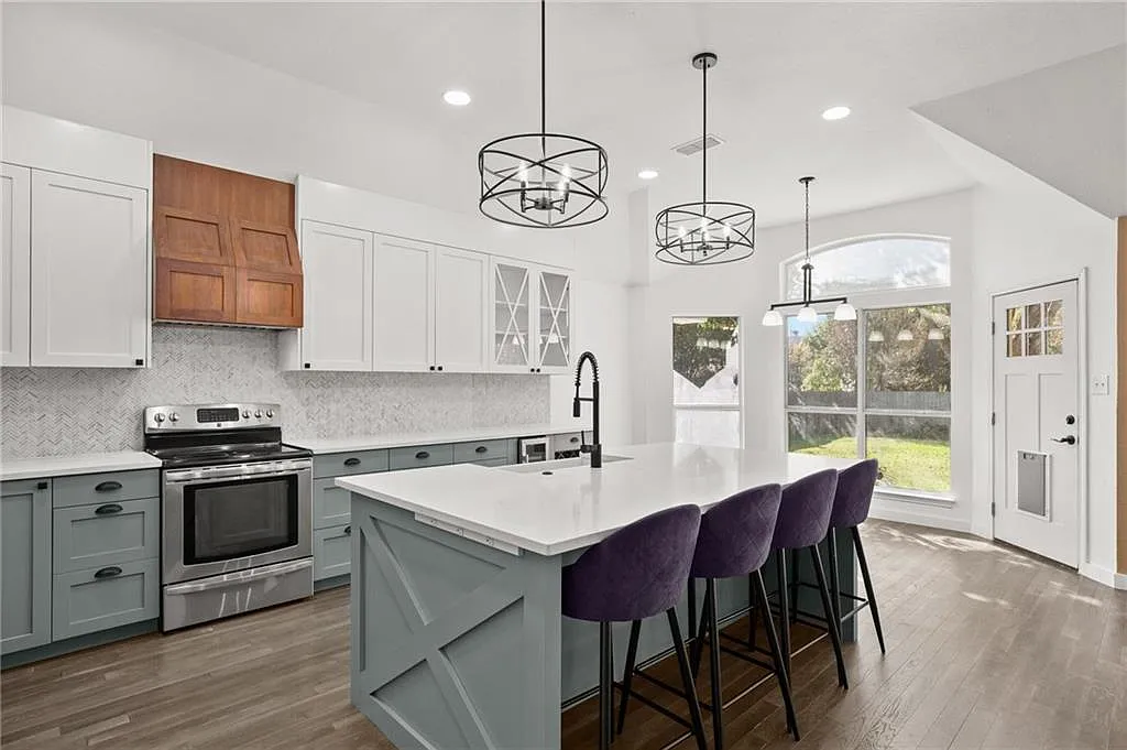 4 bed, 2.0 bath, 2104 sqft, $3,000 — Photo 3