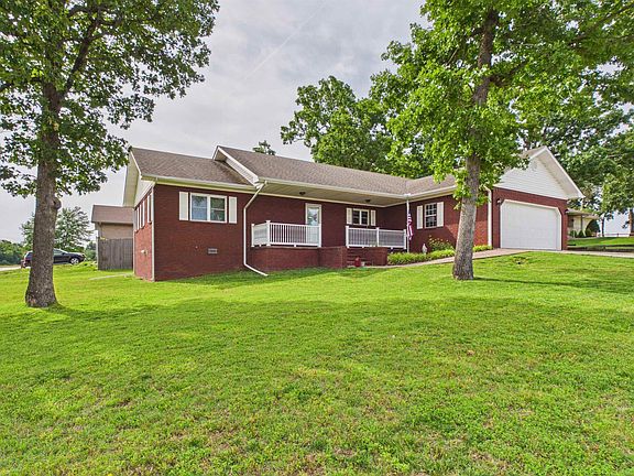 2nd image of 1201 Pinetree Ln