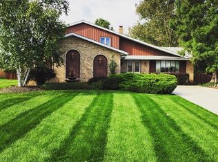 632 Applewood Dr, Seven Hills, OH 44131