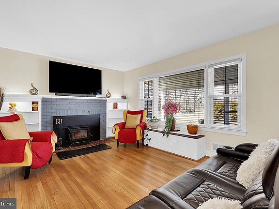 4th image of 7012 Warfield Rd