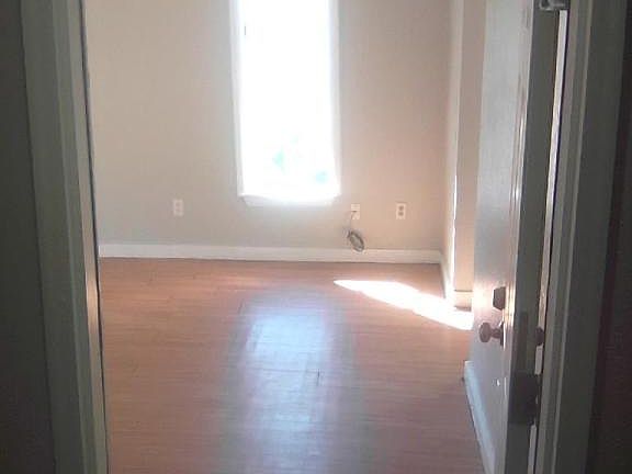 3rd image of 528 N Louisa Ave