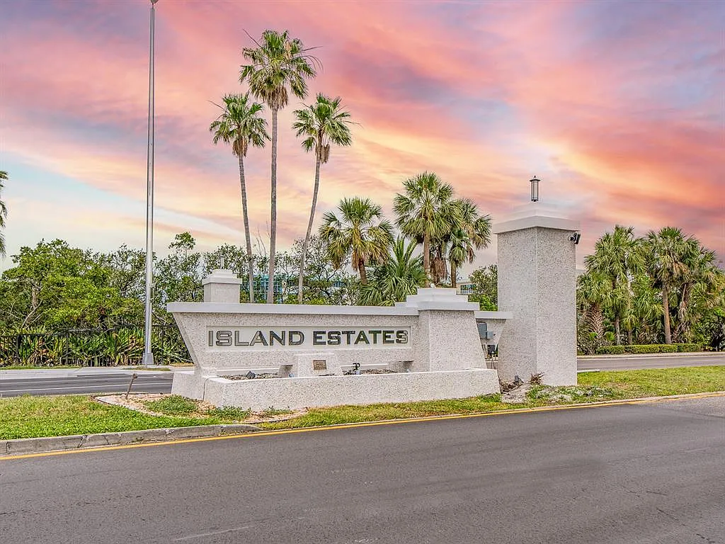 2 bed, 2.0 bath, 1090 sqft, $2,300 — Photo 1