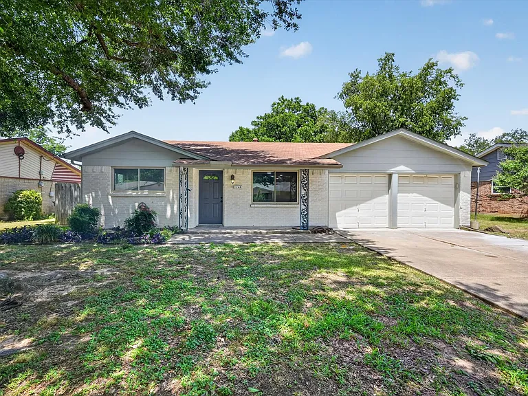 913 Russell Ln — Photo 1