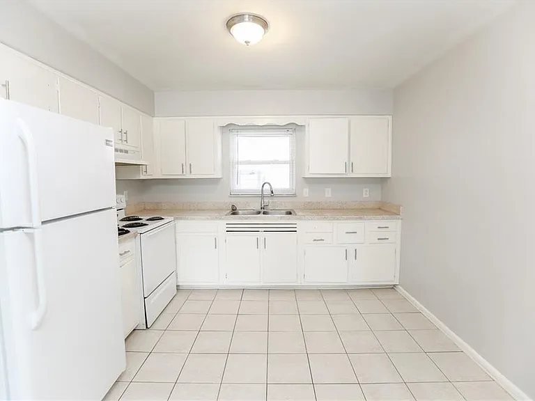 905 Little Bay Ave #B — Photo 2