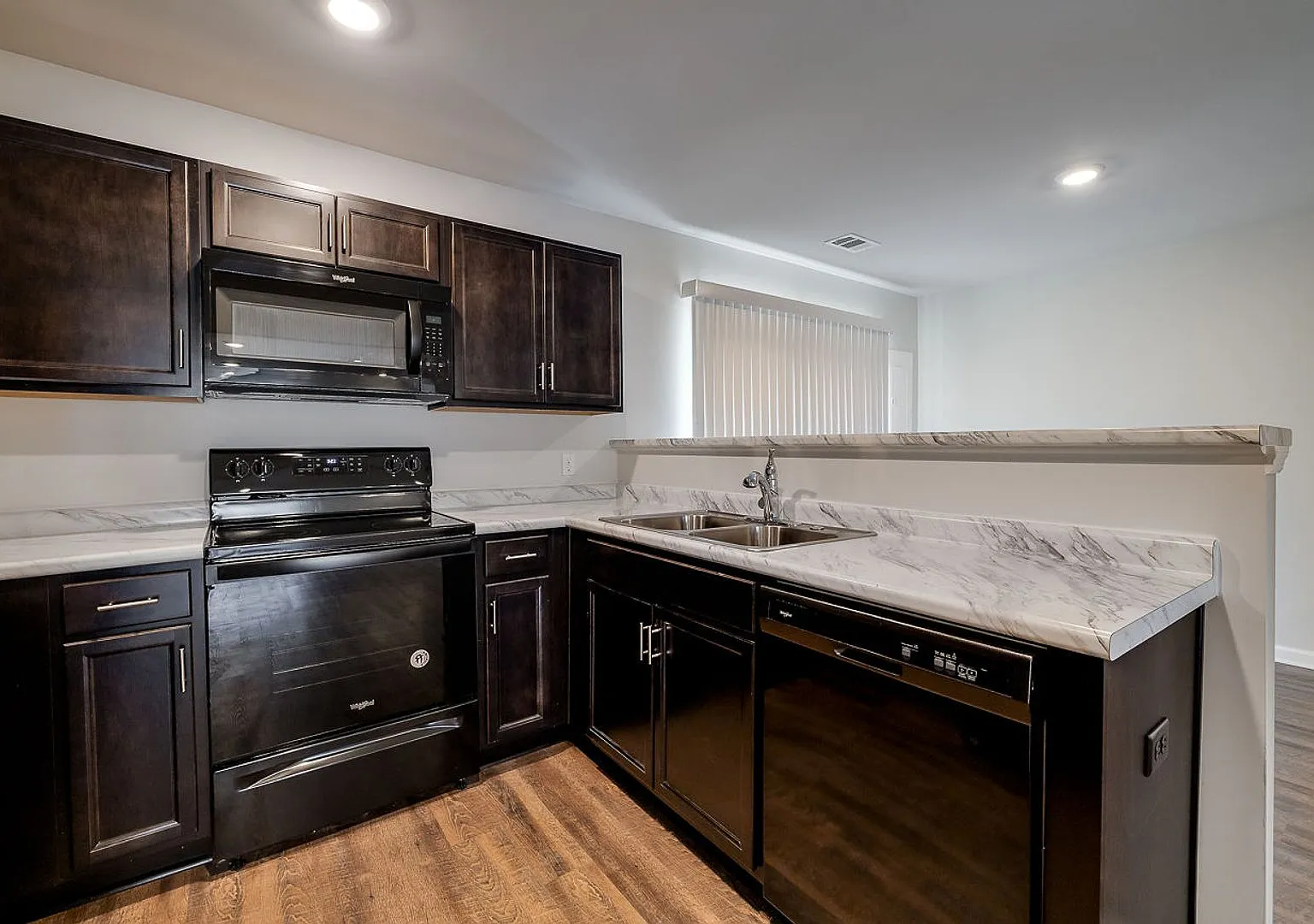 Lovely 3 bedroom and 2 1/2 bath townhome — Photo 4