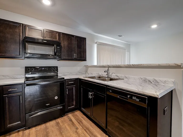 8 Red Robin Ct — Photo 2