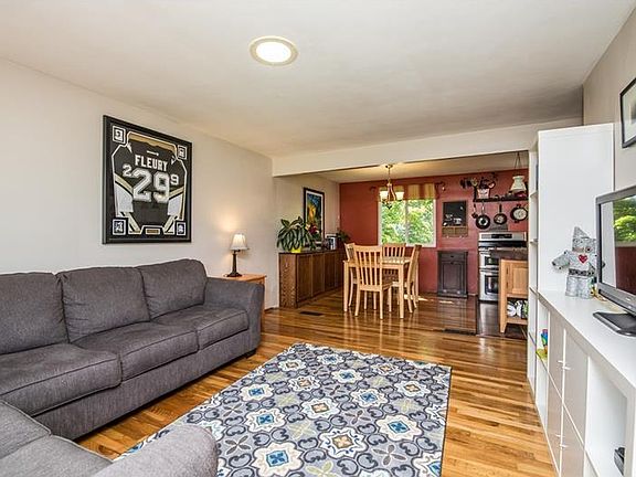 3rd image of 556 Meadowvale Dr
