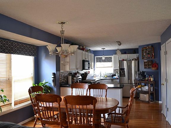 5th image of 1124 Village Dr