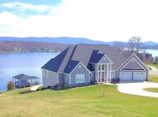 242 Harbour Crossing Dr, Moneta, VA 24121