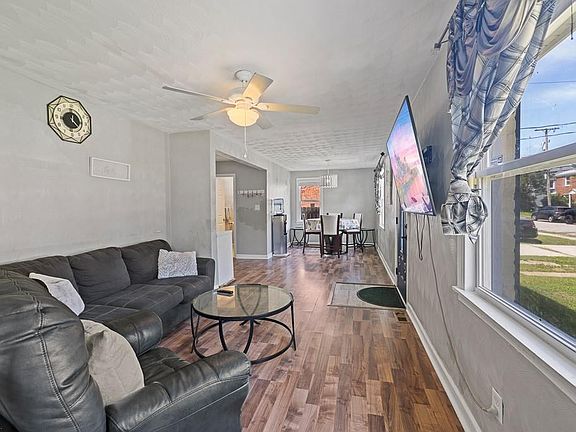 4th image of 127 Clyde St