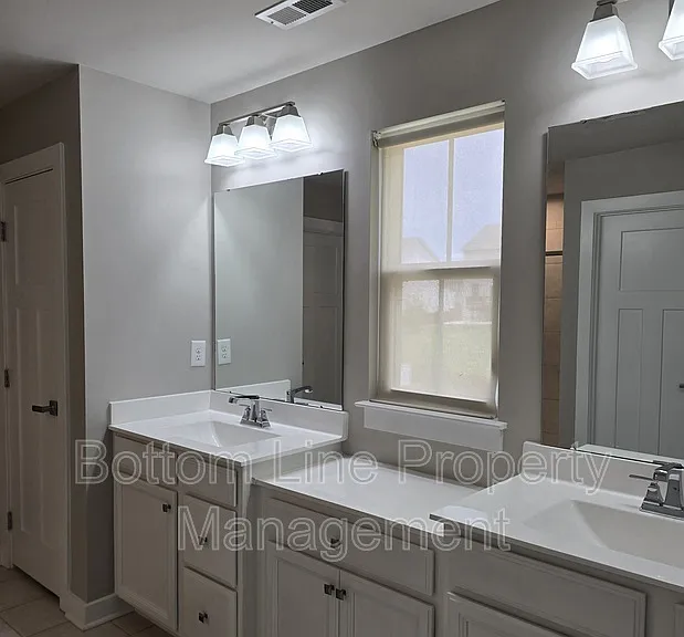2030 Sewall Ave SW — Photo 38