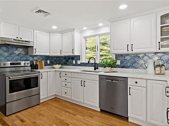 5th image of 245 Chestnut St
