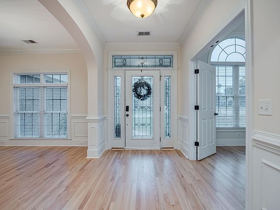 5th image of 129 Scarborough Dr