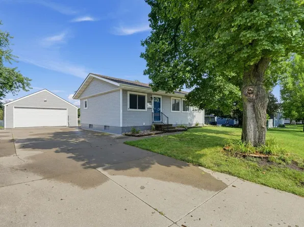 5210 Kesler Rd NW, Cedar Rapids, IA 52405