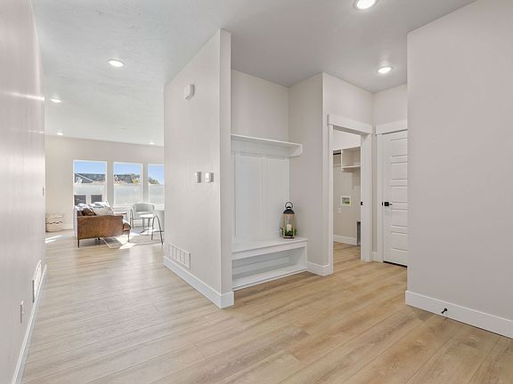 5th image of 673 Jeanine Dr