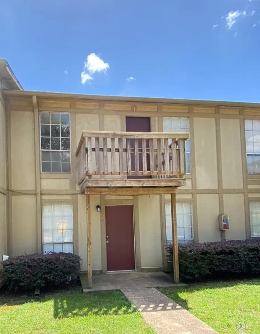 2 bed, 1100 sqft, $895 — Photo 2