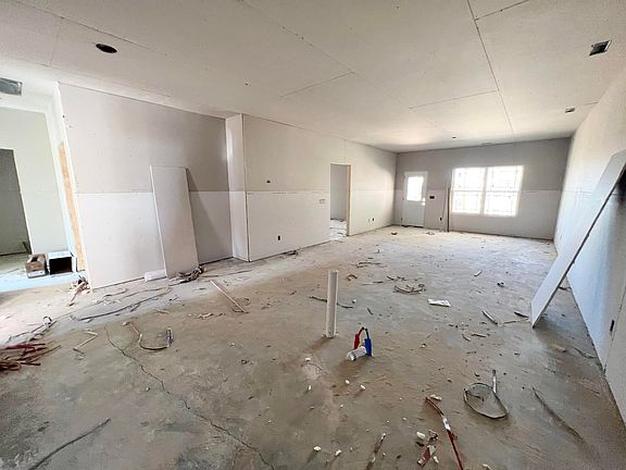5th image of 87 Marilyn Cir