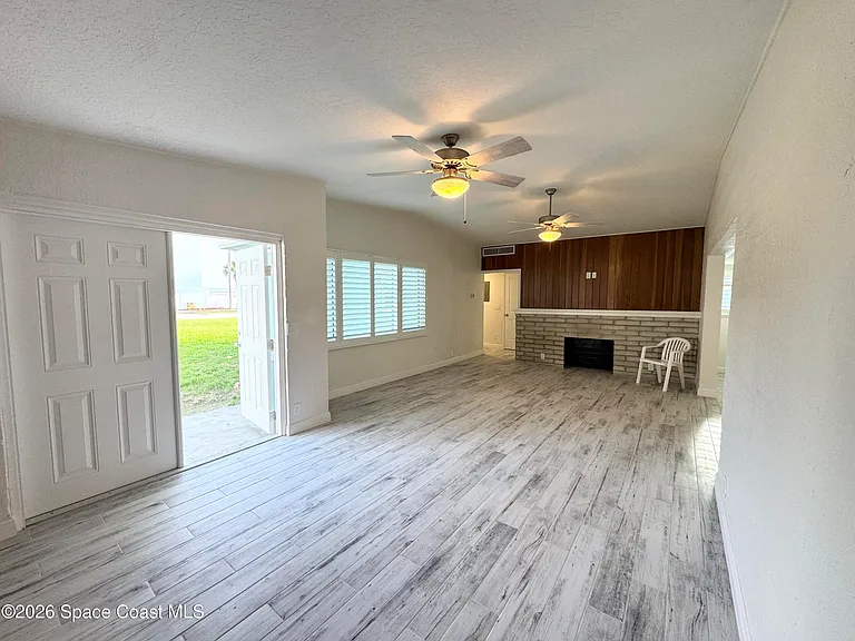 249 Palm Ln — Photo 3