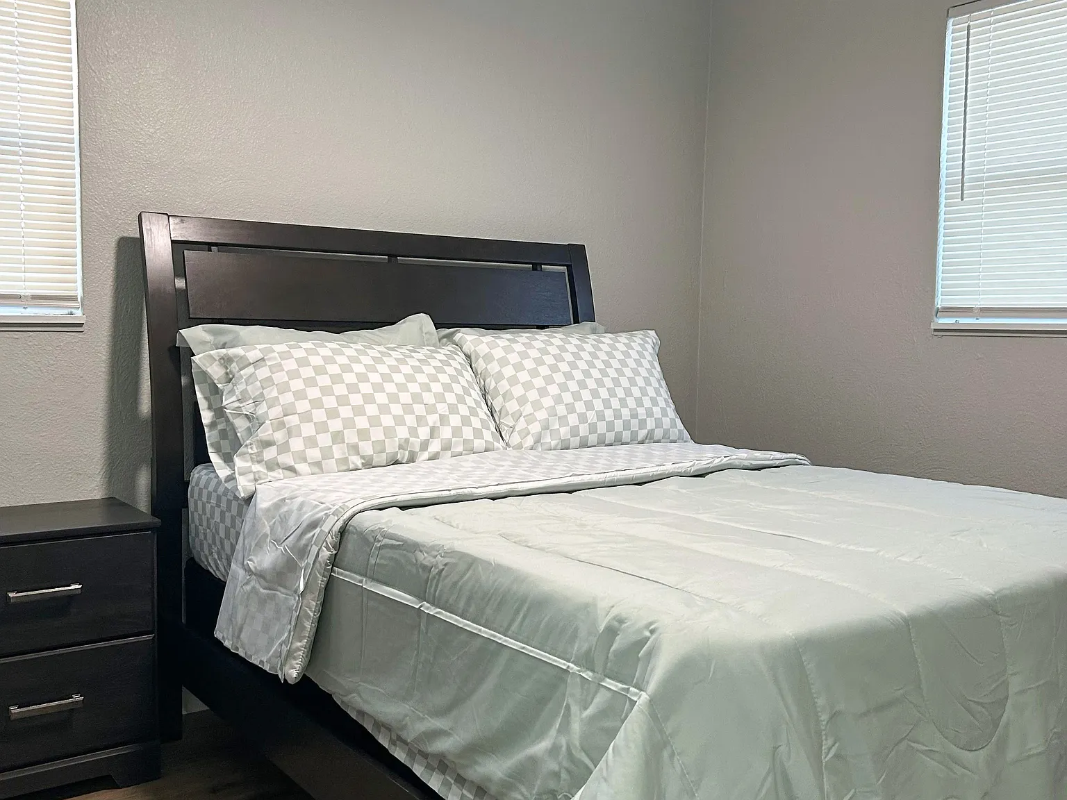 4 bed, 2.0 bath, 1298 sqft, $719 — Photo 2