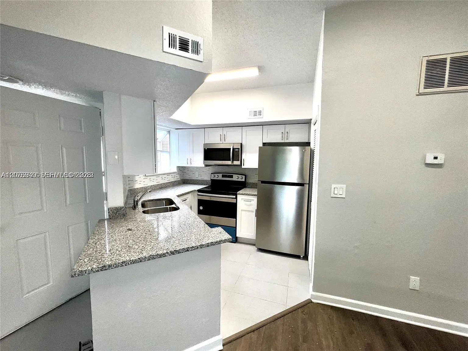 2 bed, 2.0 bath, 864 sqft, $1,350 — Photo 4