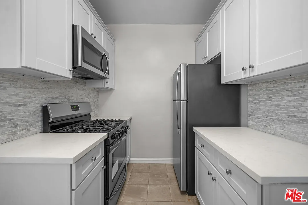 2 bed, 1.0 bath, 1005 sqft, $2,800 — Photo 1