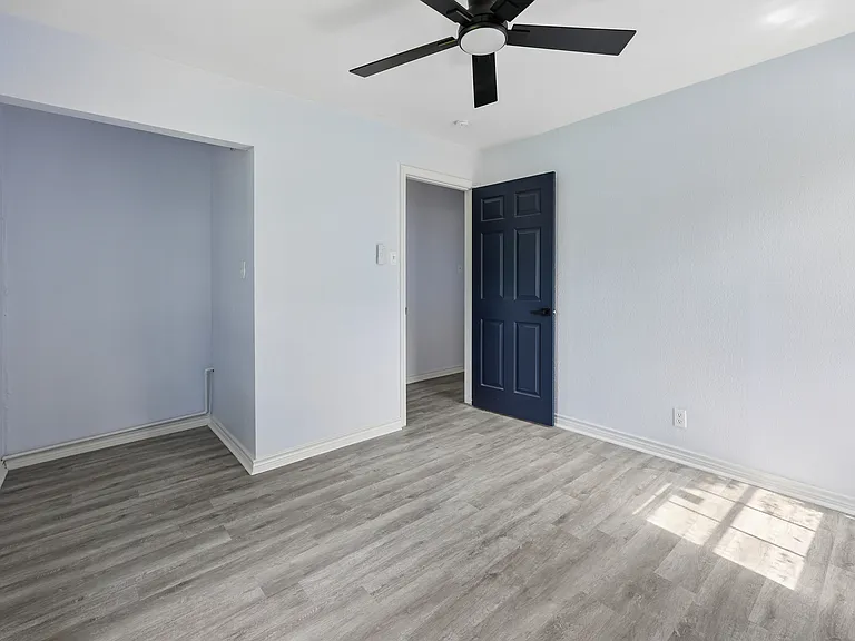 821 Travis St — Photo 16