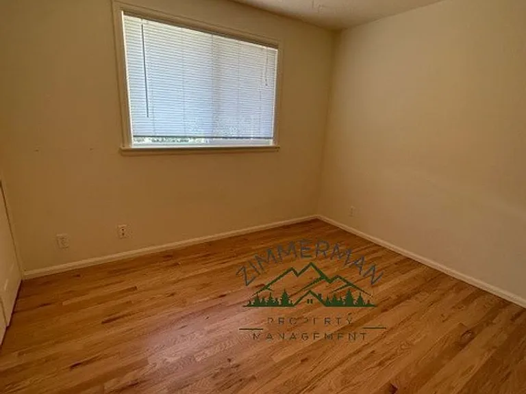 1060 Randall St — Photo 7