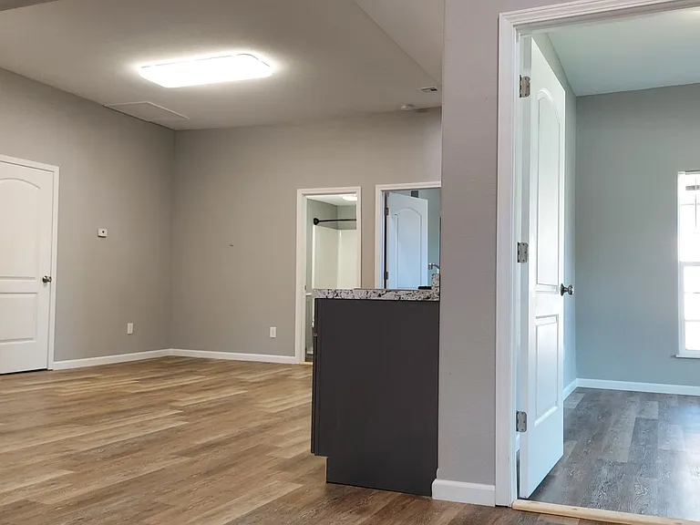 909 W 3rd St — Photo 3