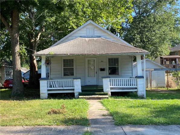 321 Pacific Ave, Osawatomie, KS 66064