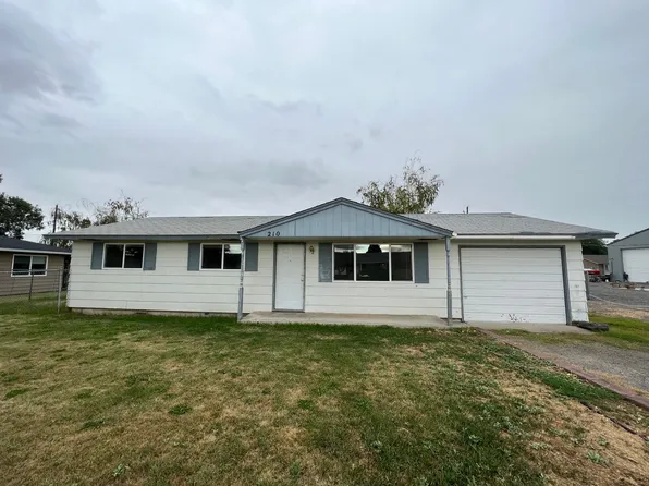 210 Blossom Dr, Moxee, WA 98936