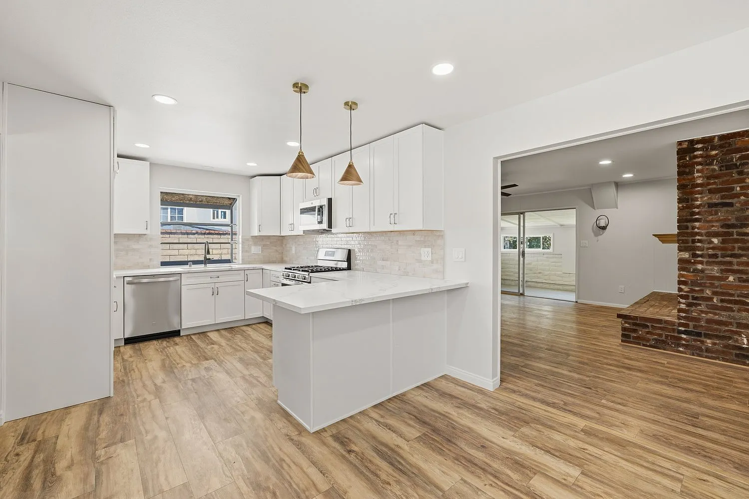 4 bed, 2.5 bath, 2300 sqft, $5,295 — Photo 3