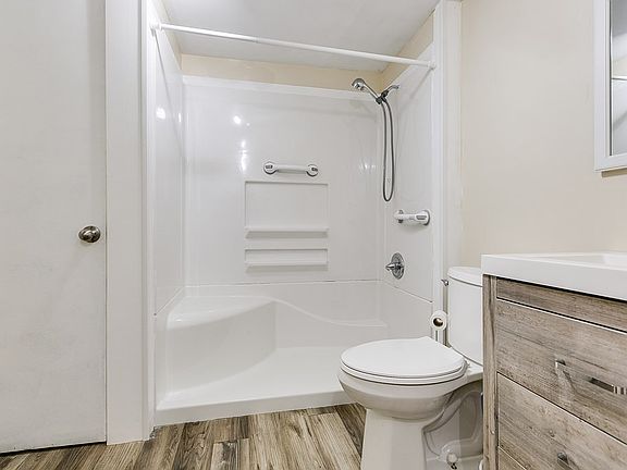 4th image of 841 W Avenue Y