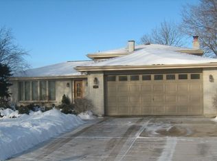 7604 Appletree Ln, Willowbrook, IL