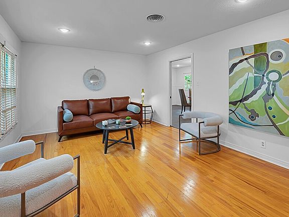 4th image of 311 E Newland Dr