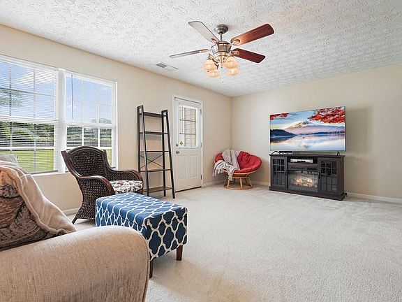 5th image of 214 Meadowlark Pl