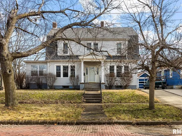 802 Bacon St, Pekin, IL 61554