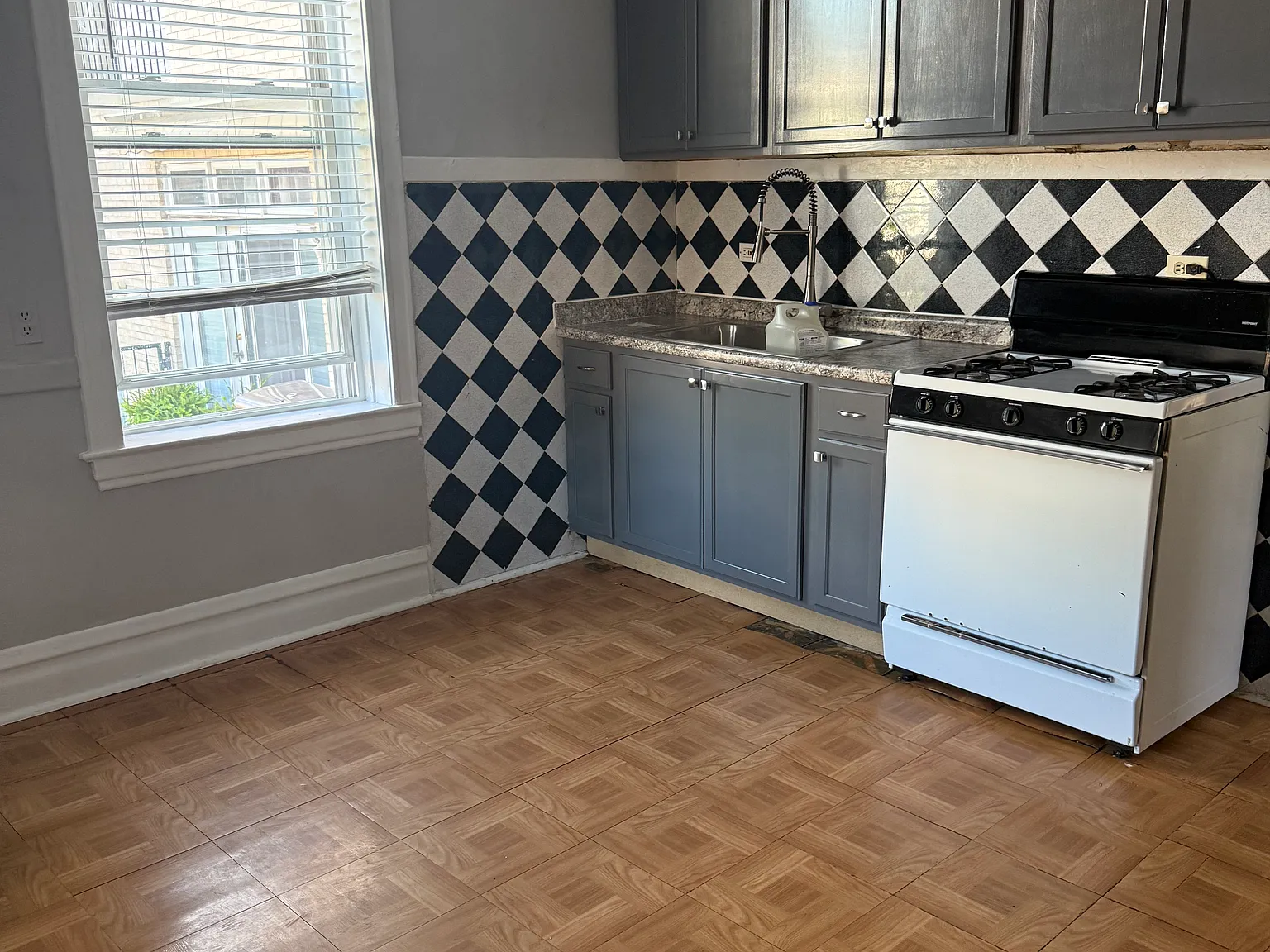 3231 S Emerald Ave — Photo 1