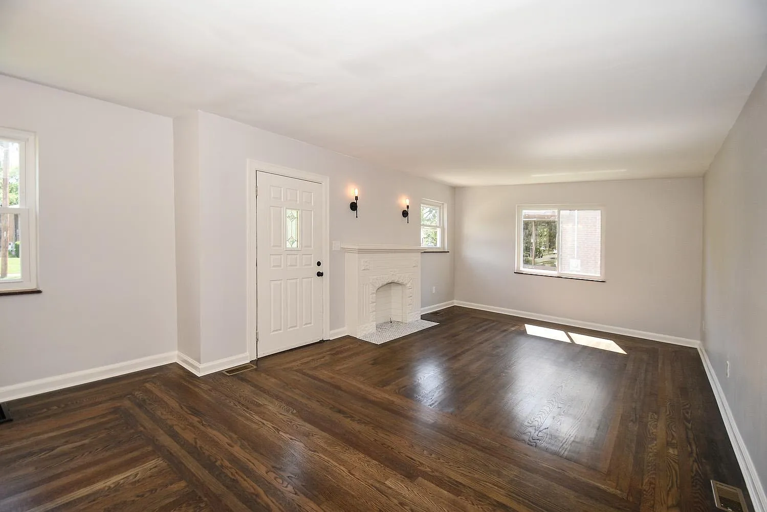 3 bed, 1819 sqft, $2,295 — Photo 3